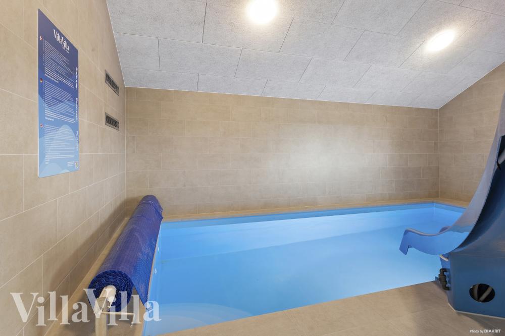 Das Ferienhaus 916 hat einen schicken Poolbereich mit Wasserrutsche, einem geräumigen, eingelassenen Whirlpool und einer Sauna.