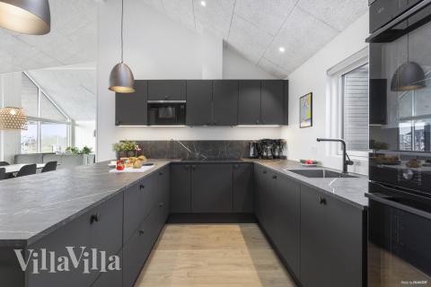 Die Küche in dem Luxusferienhaus Nr. 916 ist so gut ausgestattet, dass man problemlos Mahlzeiten für 18 Personen zubereiten kann.