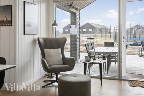 Die Couch im Luxusferienhaus Nr. 916 in Fünen und seine Inseln lädt zu Gesellschaftsspielen oder zu Kinoabenden ein.