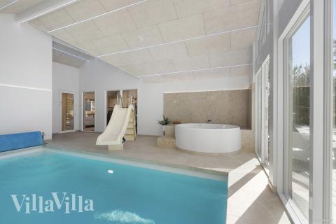 Der schicke Pool im Luxusferienhaus Nr. 273 für 18 Personen