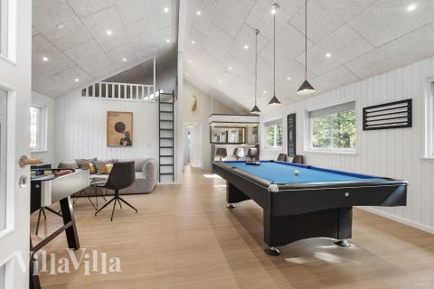 Neben den vielen schönen Stunden, die man im Poolbereich des Hauses verbringen kann, bietet das Luxusferienhaus 273 auch Spielevergnügen bei Billard/Tischtennis und Darts