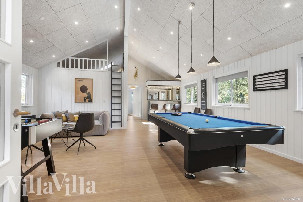 Neben den vielen schönen Stunden, die man im Poolbereich des Hauses verbringen kann, bietet das Luxusferienhaus 273 auch Spielevergnügen bei Billard/Tischtennis und Darts