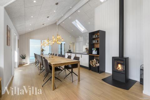 Der große, lichtdurchflutete Aufenthaltsraum im Luxusferienhaus Nr. 273 für 18.