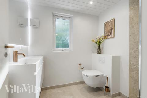 Eines der Badezimmer im Luxusferienhaus Nr. 273