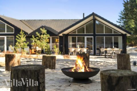 Zu dem attraktiven Ferienhaus Nr. 273 in Westjütland gehört auch ein tolles Angebot im Außenbereich, z. B. Spieleturm und Schaukeln