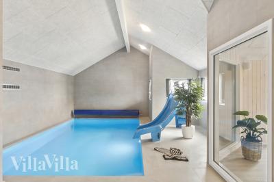 Das Ferienhaus 914 hat einen schicken Poolbereich mit Wasserrutsche, einem geräumigen, eingelassenen Whirlpool und einer Sauna.