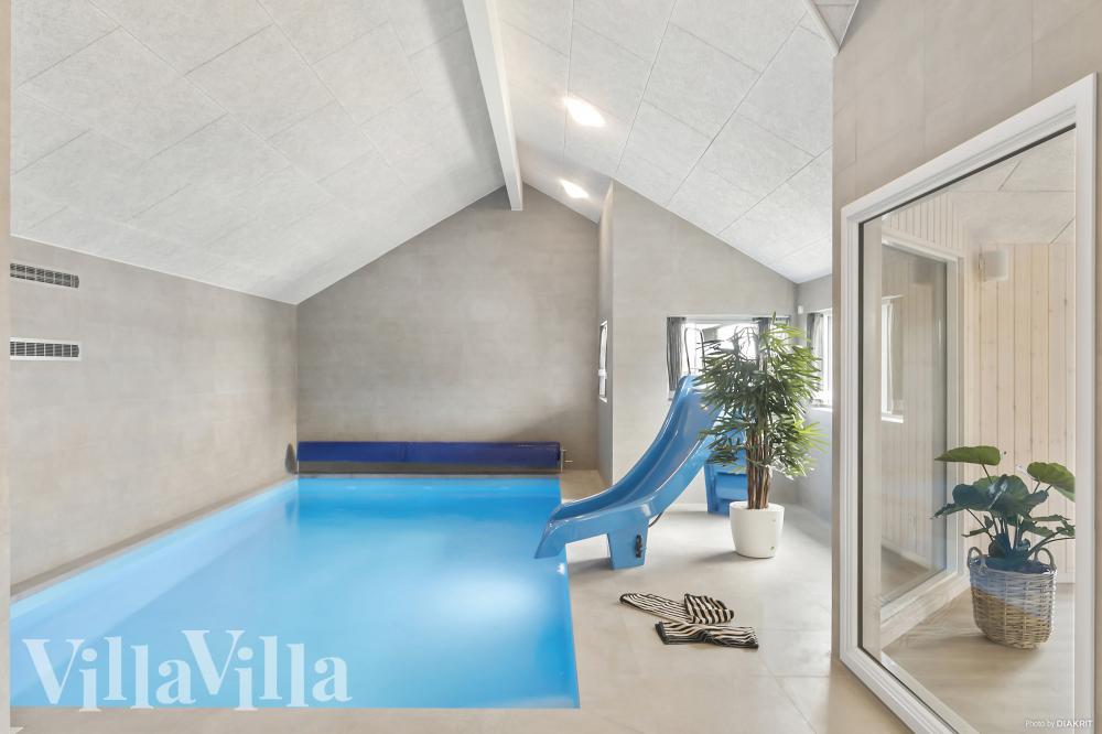 Das Ferienhaus 914 hat einen schicken Poolbereich mit Wasserrutsche, einem geräumigen, eingelassenen Whirlpool und einer Sauna.