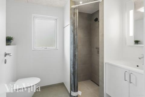 Eines der Badezimmer im Luxusferienhaus Nr. 914