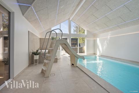 Das Ferienhaus 273 hat einen schicken Poolbereich mit Wasserrutsche, einem geräumigen, eingelassenen Whirlpool und einer Sauna.