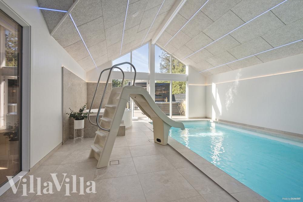 Das Ferienhaus 273 hat einen schicken Poolbereich mit Wasserrutsche, einem geräumigen, eingelassenen Whirlpool und einer Sauna.