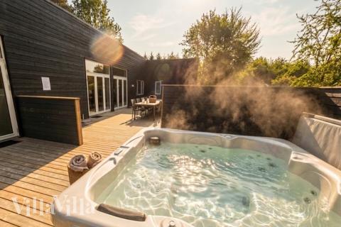 Genießen Sie den warmen Whirlpool im Luxusferienhaus Nr. 641 in Nordseeland