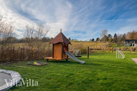 Zu dem attraktiven Ferienhaus Nr. 425 in Nordseeland gehört auch ein tolles Angebot im Außenbereich, z. B. Spieleturm und Schaukeln