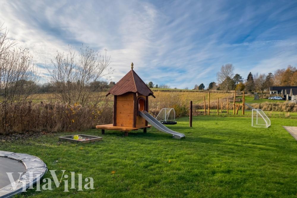 Zu dem attraktiven Ferienhaus Nr. 425 in Nordseeland gehört auch ein tolles Angebot im Außenbereich, z. B. Spieleturm und Schaukeln