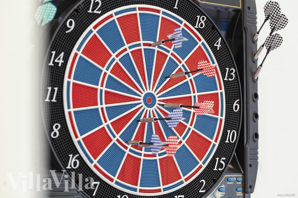 Das Luxusferienhaus 927 für 8 Personen hat einen großen Aktivitätsraum mit u. a. Billard und Darts