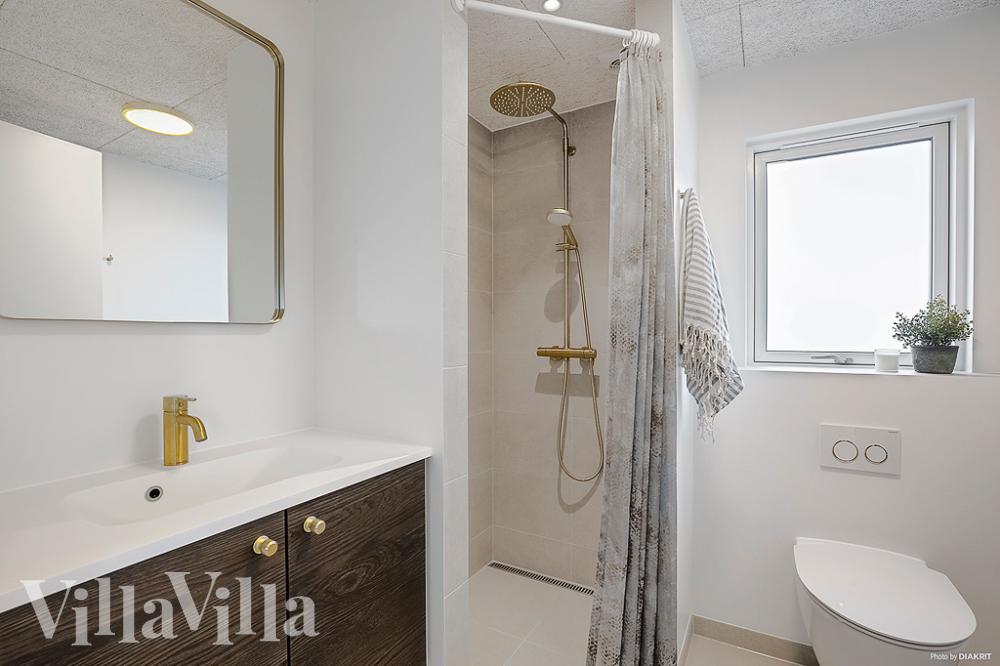 Eines der Badezimmer im Luxusferienhaus Nr. 959