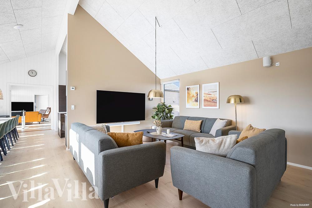 Die Couch im Luxusferienhaus Nr. 959 in Nordjütland lädt zu Gesellschaftsspielen oder zu Kinoabenden ein.