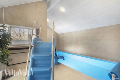 Das Ferienhaus 918 hat einen schicken Poolbereich mit Wasserrutsche, einem geräumigen, eingelassenen Whirlpool und einer Sauna.