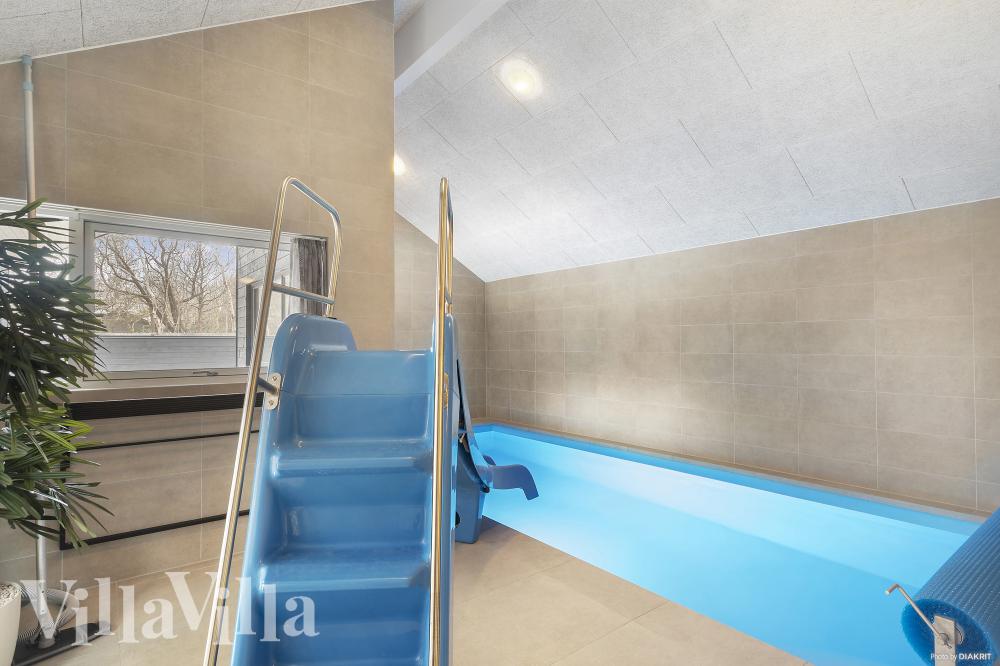 Das Ferienhaus 918 hat einen schicken Poolbereich mit Wasserrutsche, einem geräumigen, eingelassenen Whirlpool und einer Sauna.