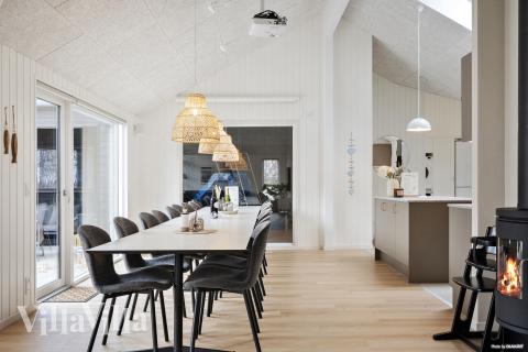 Der große, lichtdurchflutete Aufenthaltsraum im Luxusferienhaus Nr. 918 für 18.