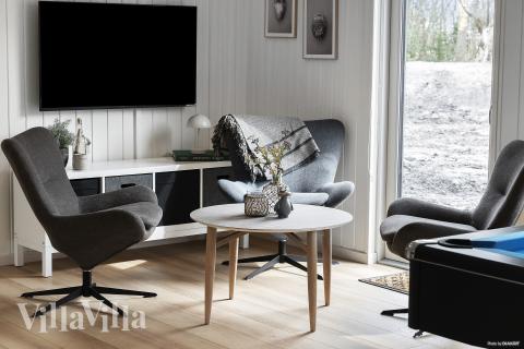 Die Couch im Luxusferienhaus Nr. 918 in Westjütland lädt zu Gesellschaftsspielen oder zu Kinoabenden ein.