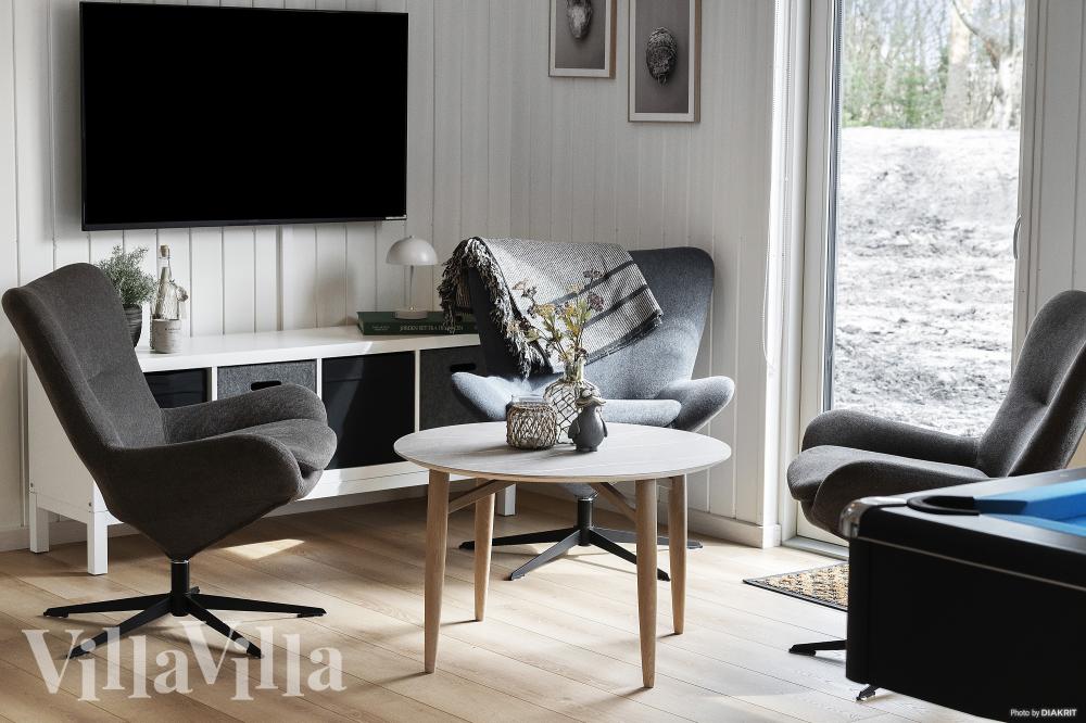 Die Couch im Luxusferienhaus Nr. 918 in Westjütland lädt zu Gesellschaftsspielen oder zu Kinoabenden ein.