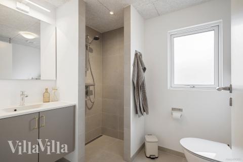 Eines der Badezimmer im Luxusferienhaus Nr. 918
