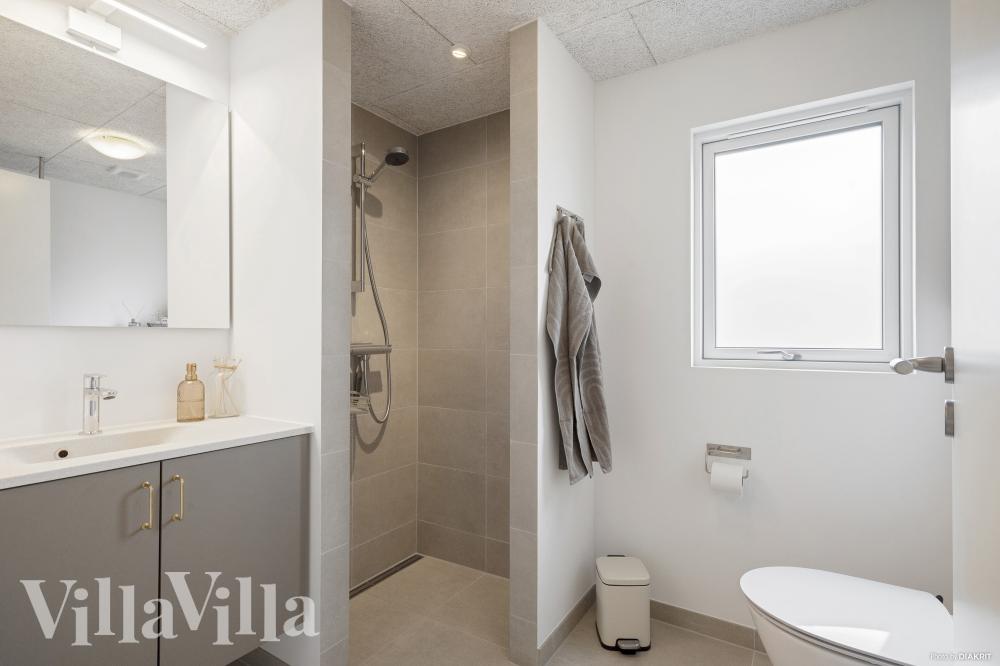 Eines der Badezimmer im Luxusferienhaus Nr. 918