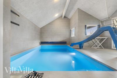 Das Ferienhaus 913 hat einen schicken Poolbereich mit Wasserrutsche, einem geräumigen, eingelassenen Whirlpool und einer Sauna.