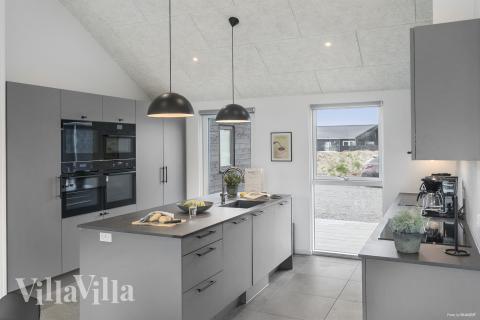 Die Küche in dem Luxusferienhaus Nr. 913 ist so gut ausgestattet, dass man problemlos Mahlzeiten für 24 Personen zubereiten kann.