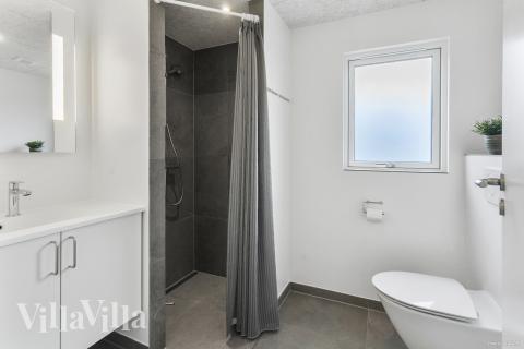 Eines der Badezimmer im Luxusferienhaus Nr. 913