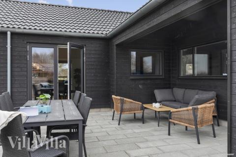 Genießen Sie einen Grillabend auf der Terrasse des Luxusferienhauses Nr. 913 in Lolland/Falster/Mön