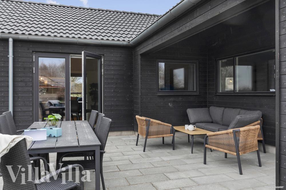 Genießen Sie einen Grillabend auf der Terrasse des Luxusferienhauses Nr. 913 in Lolland/Falster/Mön