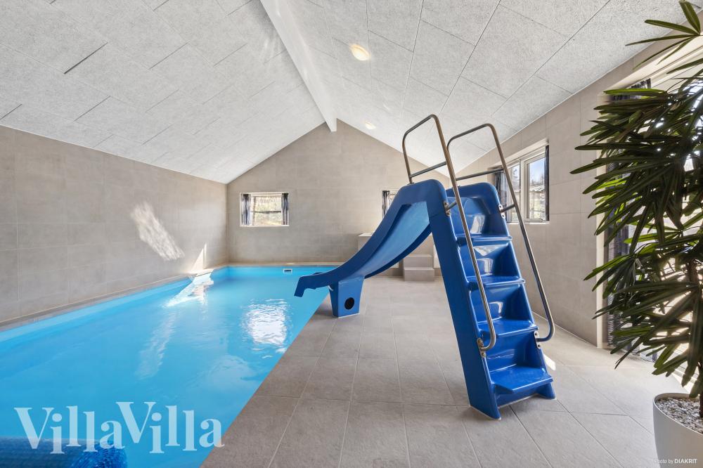 Das Ferienhaus 822 hat einen schicken Poolbereich mit Wasserrutsche, einem geräumigen, eingelassenen Whirlpool und einer Sauna.