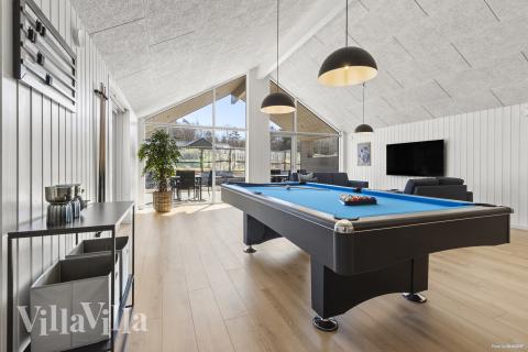 Neben den vielen schönen Stunden, die man im Poolbereich des Hauses verbringen kann, bietet das Luxusferienhaus 822 auch Spielevergnügen bei Billard/Tischtennis und Darts