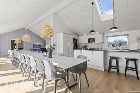 Der große, lichtdurchflutete Aufenthaltsraum im Luxusferienhaus Nr. 822 für 30.