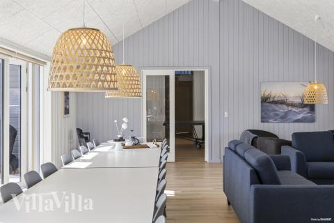 Die Couch im Luxusferienhaus Nr. 822 in Ostjütland lädt zu Gesellschaftsspielen oder zu Kinoabenden ein.