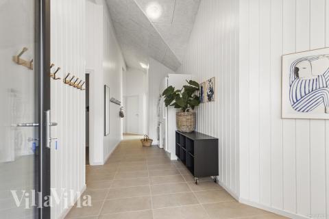 Der geräumige Eingangsbereich im Luxusferienhaus Nr. 822 in Ostjütland