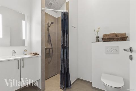 Eines der Badezimmer im Luxusferienhaus Nr. 822