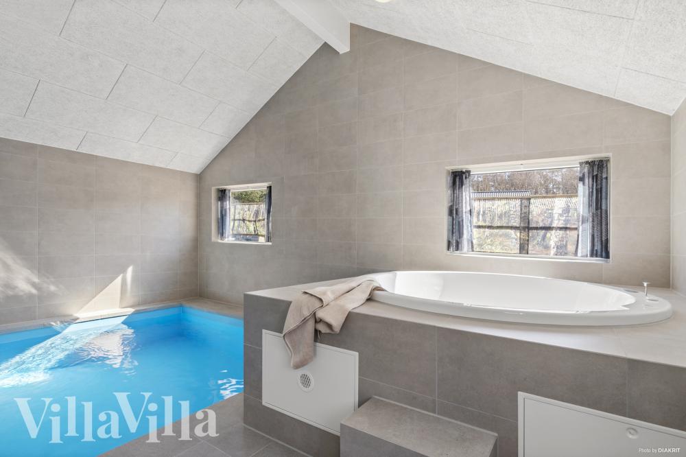 Genießen Sie den warmen Whirlpool im Luxusferienhaus Nr. 822 in Ostjütland