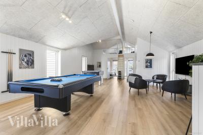 Neben den vielen schönen Stunden, die man im Poolbereich des Hauses verbringen kann, bietet das Luxusferienhaus 824 auch Spielevergnügen bei Billard/Tischtennis und Darts