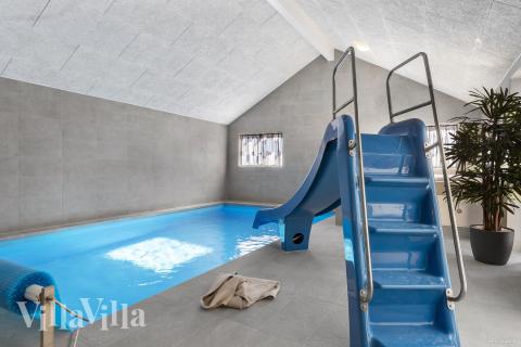 Das Ferienhaus 824 hat einen schicken Poolbereich mit Wasserrutsche, einem geräumigen, eingelassenen Whirlpool und einer Sauna.