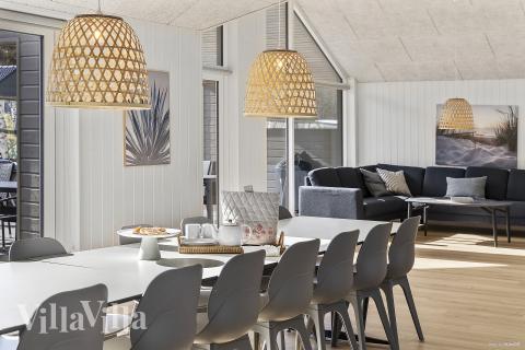 Der große, lichtdurchflutete Aufenthaltsraum im Luxusferienhaus Nr. 824 für 20.