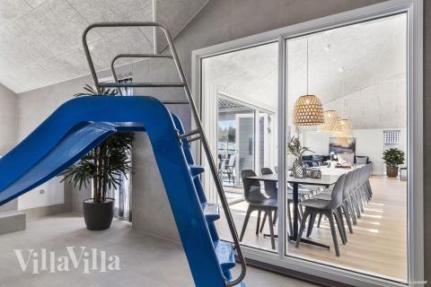 Hüpft im Luxusferienhaus Nr. 824 in Ostjütland in den Pool.