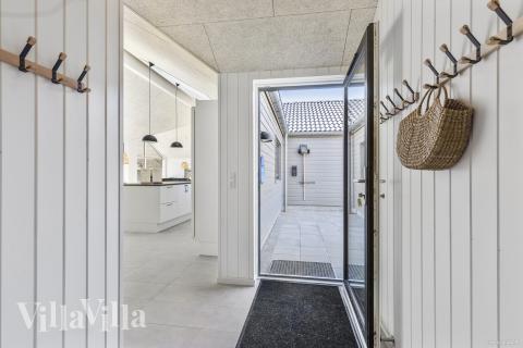 Der geräumige Eingangsbereich im Luxusferienhaus Nr. 824 in Ostjütland