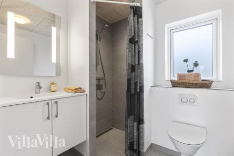 Eines der Badezimmer im Luxusferienhaus Nr. 824