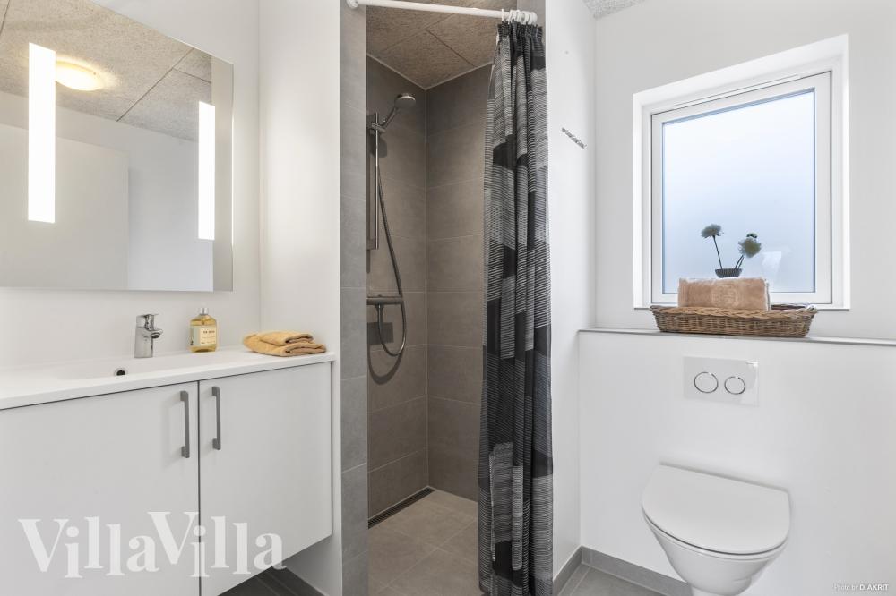 Eines der Badezimmer im Luxusferienhaus Nr. 824