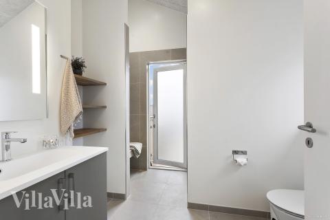 Eines der Badezimmer im Luxusferienhaus Nr. 919