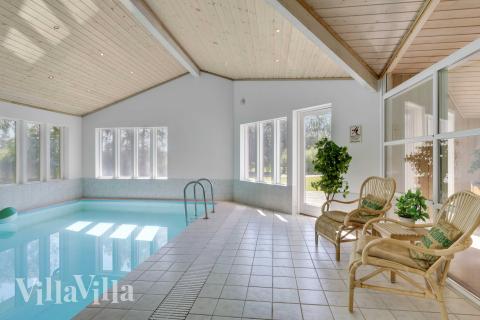 Das Ferienhaus 963 hat einen schicken Poolbereich mit Wasserrutsche, einem geräumigen, eingelassenen Whirlpool und einer Sauna.
