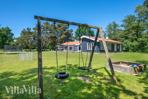 Zu dem attraktiven Ferienhaus Nr. 963 in Nordseeland gehört auch ein tolles Angebot im Außenbereich, z. B. Spieleturm und Schaukeln