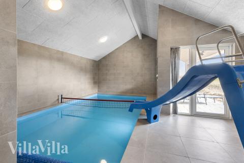 Das Ferienhaus 917 hat einen schicken Poolbereich mit Wasserrutsche, einem geräumigen, eingelassenen Whirlpool und einer Sauna.